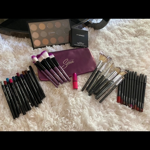 Makeup - Picture 2 of 4